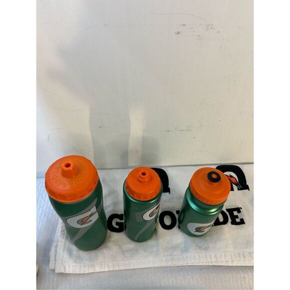 Green Gatorade 3 bottles plus towel screw top - Picture 2 of 4